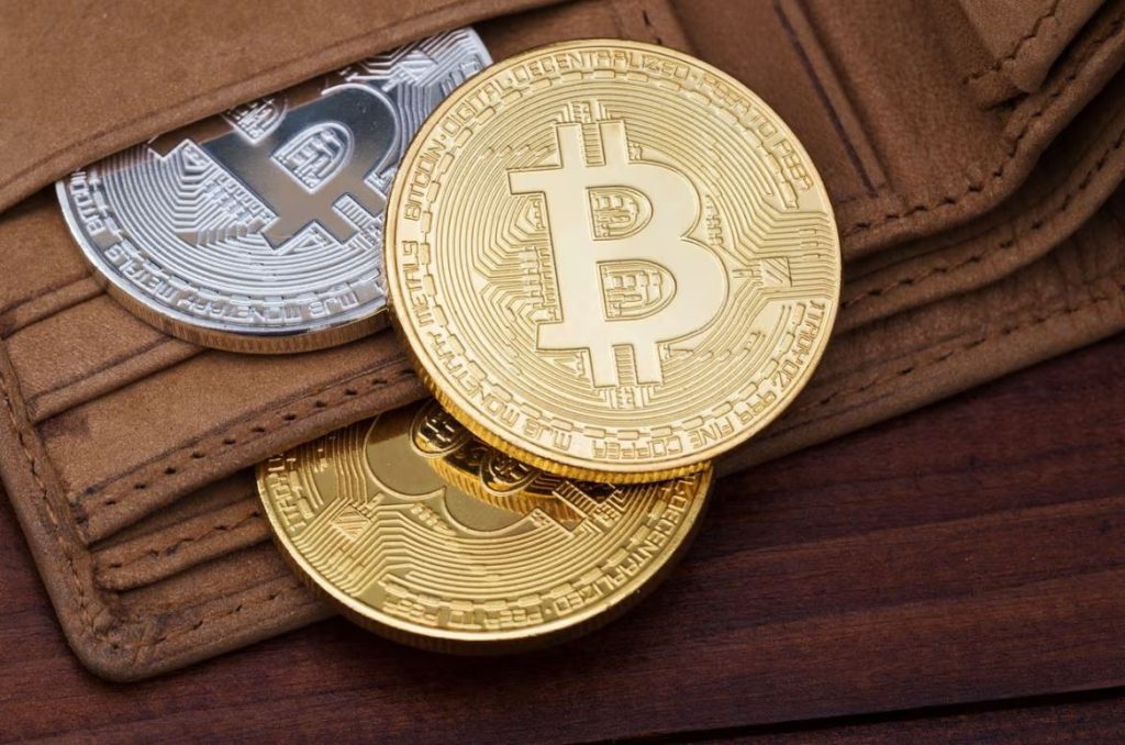 کیف پول خفته بیت کوین پس از ۷ سال، ۳۸۳ میلیون دلار جابه‌جا کرد!